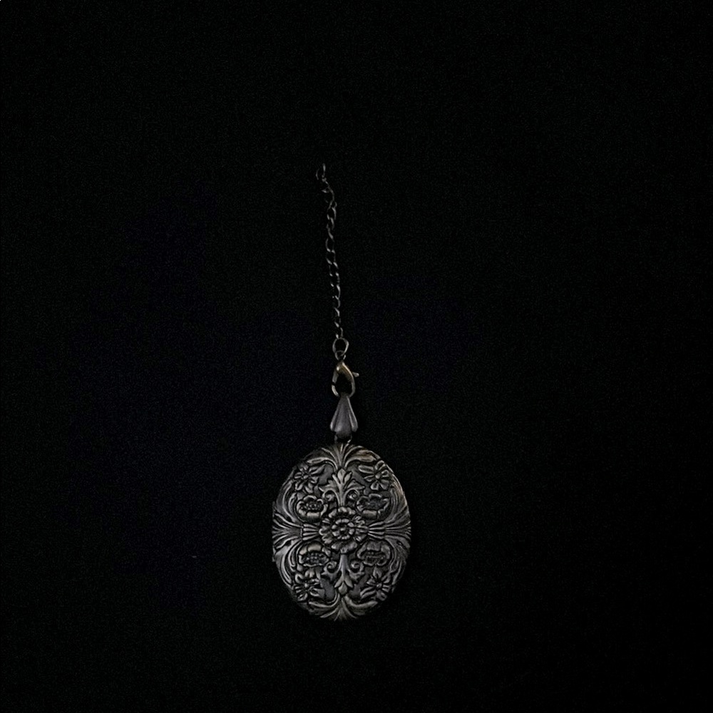 Elegant Vintage Gold Floral Pendant Necklace that can hold pictures.